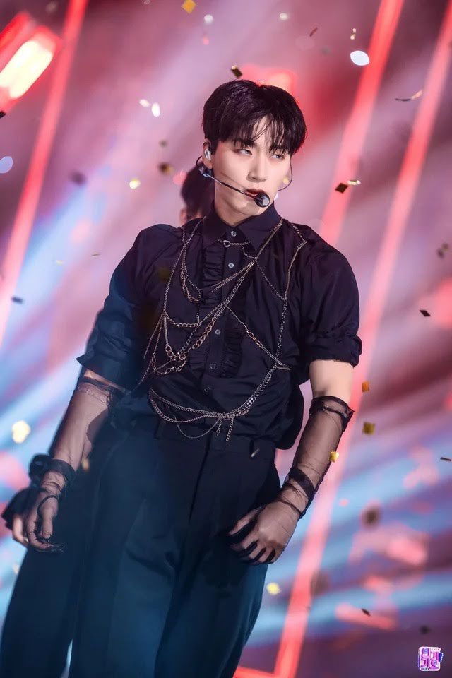 📰] K-Pop Idol with the best Stage Presence 1. ATEEZ's San “San
