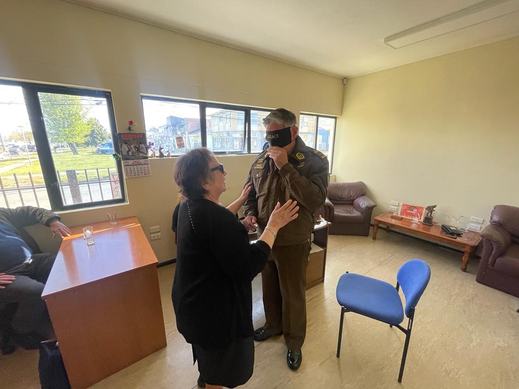 CarabMagallanes's tweet photo. Nuestro Jefe de Zona, General Marco Antonio Alvarado, junto con la sección  @CarabDDHHyFam de #Magallanes vivieron una enriquecedora jornada junto a la Agrupación de Amigos de los Ciegos #Agaci, conociendo sus historias y comprometiendo el apoyo irrestricto de @Carabdechile. https://t.co/F1RQ1Bdh7w
