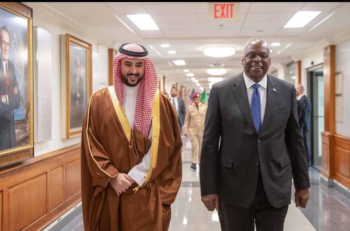 وزير الدفاع السعودي الأمير خالد بن سلمان يلتقي بوزير الدفاع الأمريكي لويد أوستن، وصرح الأمير خالد :

"التقيت مع وزير الدفاع الأمريكي لمراجعة علاقاتنا الدائمة وشراكتنا الدفاعية القوية. وناقشنا جهودنا المشتركة في تعزيز السلام العالمي ورؤيتنا المشتركة لتعزيز الأمن والاستقرار".