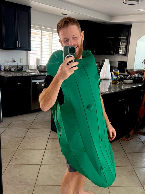 Got them air pickles on the way. Exxxotica what&rsquo;s the dill??!!?? https://t.co/o7vWjieSu7