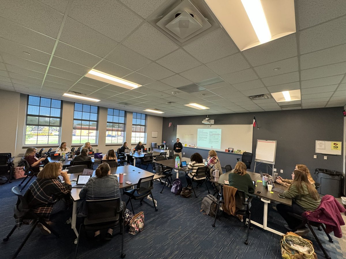 RISDiTeam's tweet image. Day 1 of #AppleProfessionalLearning with LITEs. We explored #LiveVideo in #Keynote, #GreenScreen in #iMovie, #EveryoneCanCreate projects, &amp;amp; now we are diving into storytelling with #GarageBand &amp;amp; #iMovie. We love partnering with campus LITEs! 🫶
#RISDWeAreOne @LIBRARIESinRISD