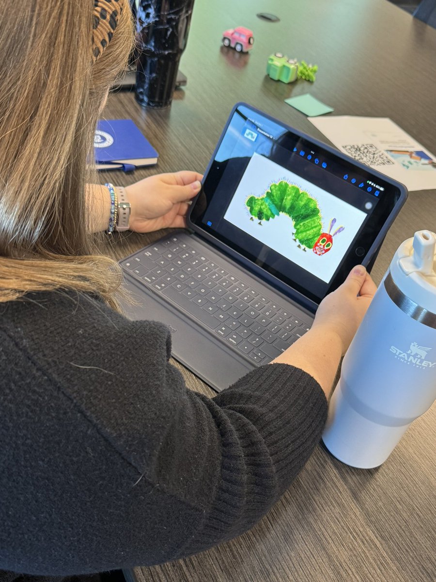 RISDiTeam's tweet image. Day 1 of #AppleProfessionalLearning with LITEs. We explored #LiveVideo in #Keynote, #GreenScreen in #iMovie, #EveryoneCanCreate projects, &amp;amp; now we are diving into storytelling with #GarageBand &amp;amp; #iMovie. We love partnering with campus LITEs! 🫶
#RISDWeAreOne @LIBRARIESinRISD