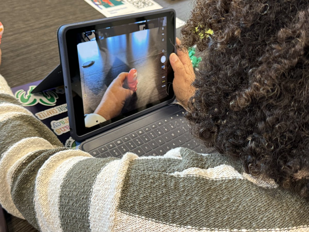 RISDiTeam's tweet image. Day 1 of #AppleProfessionalLearning with LITEs. We explored #LiveVideo in #Keynote, #GreenScreen in #iMovie, #EveryoneCanCreate projects, &amp;amp; now we are diving into storytelling with #GarageBand &amp;amp; #iMovie. We love partnering with campus LITEs! 🫶
#RISDWeAreOne @LIBRARIESinRISD