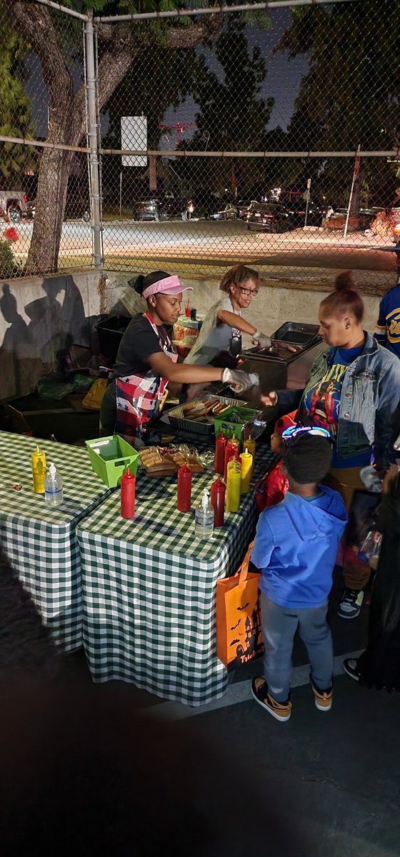 GOD/ALLAH SAID : Go serve your people 🙏🏿 
Last Night's #TRUNKATREAT @ CRENSHAW HIGH SCHOOL WAS A BLESSING,  ALL AGES FREE TO ANYONE WELCOME TO ALL.
 🎉 WE AT #DEVELOPINGOPTIONS TAKE MONTHS /WEEKS /DAYS TO PLAN EVENT, DATES, and SHOWS FOR THESE YOUNG KIDS !! just to see them happy