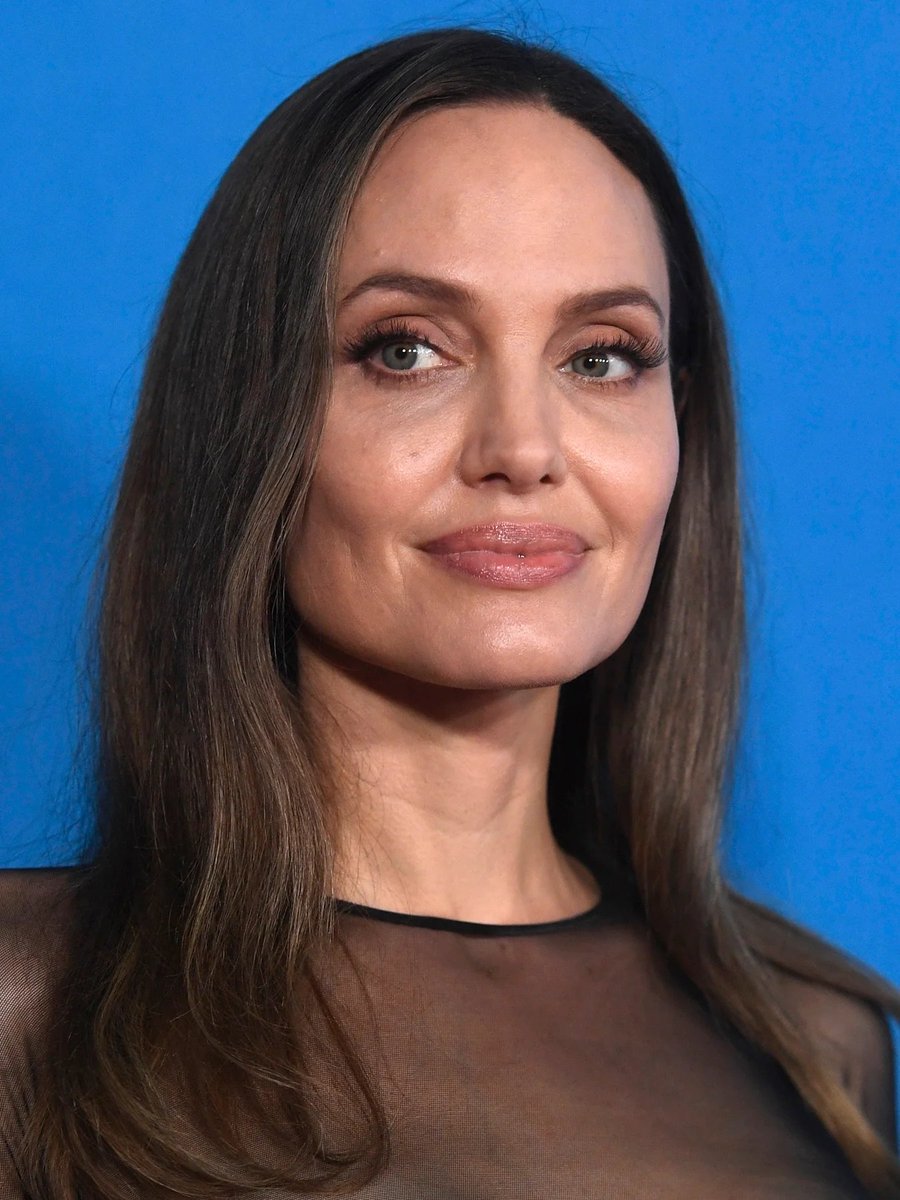poptime's tweet photo. Angelina Jolie se posiciona sobre guerra entre Israel e Palestina e sai em defesa das milhares de vítimas inocentes em Gaza:

"Este é o bombardeio deliberado de um população que não tem para onde fugir. Gaza sempre foi uma prisão a céu aberto por quase duas décadas e está rapidamente se tornando uma vala comum. 40% daqueles mortos são crianças inocentes. Famílias inteiras estão sendo assassinadas. Enquanto o mundo assiste e com o apoio ativo de muitos governos, milhões de civis palestinos - crianças, mulheres, famílias - estão sendo punidos coletivamente e desumanamente, ao mesmo tempo que é privado de comida, medicamentos e ajuda humanitária contra lei internacional. Ao recusar-se a exigir um cessar-fogo humanitário e bloqueio da ONU e do Conselho de Segurança de impor ambos partidos, os líderes mundiais são cúmplices destes crimes.