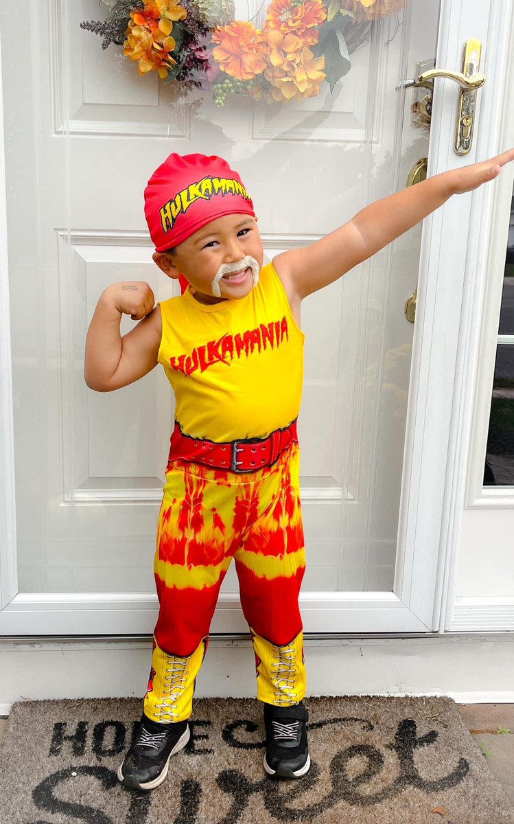 justinanthony09's tweet photo. @TheJoeySwoll Who wore it better? @HulkHogan https://t.co/g1r8fZyDQ1