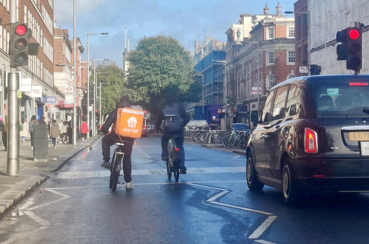 MPSRTPC's tweet photo. 🚦RED = STOP 🚦
🚦🚲Several recent complaints of reckless cycling
🚦🚲Safer Transport & Safer Neighbourhoods deploy
🚦🚲First day of action 31/10/2023
🚦🚲50 fines issued in one morning
🚦🚲Cycling through a red is dangerous & illegal
🚦RED means STOP! 🚦
@MPSKenChel @RBKC https://t.co/PbIqL43SSf