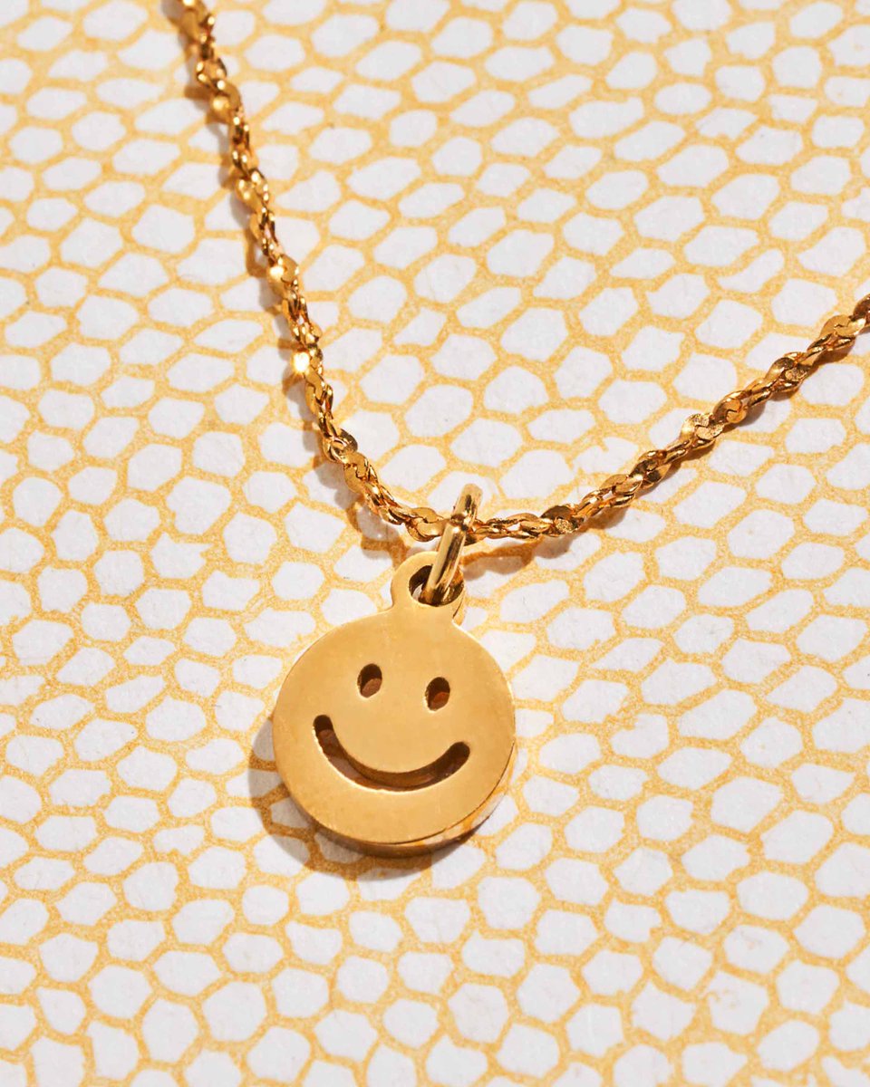 ONLYCHILDLONDON's tweet photo. 😆 Keep Smilin 😆 
.
.
.
.
.
.
.
.
.
.
#handmade #goldnecklaces #littlef #goldplated #goldpaperclipnecklace #figarochain #layerednecklaces #goforgold #madeinlondon #madeinengland #shopsmalluk #madeinhackney #onlychildjewellery #onlychildjewelry #jewellery #jewelry #jewelleryuk #w https://t.co/Ynt75eWytc