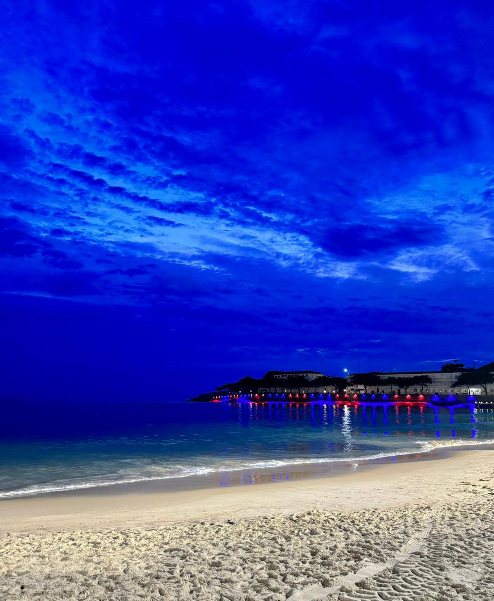 jayletmebee's tweet photo. Amanhecer em Copacabana hj...😍😍😍 https://t.co/rEtewjdZYM
