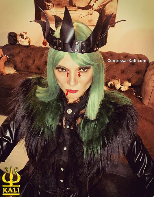 I&rsquo;m the Queen of your darkest dreams 👑  Ich bin die K&ouml;nigin deiner dunkelsten Tr&auml;ume 👑  #Halloween https://t<a href="/tag/halloween"class="tags"><span>#halloween</span></a>