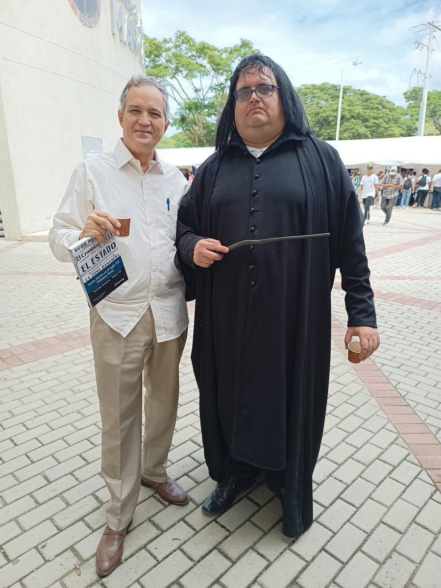 garycaballero's tweet photo. Seguimos en la #FeriaInternacionalDelLibro #Filsmar de @Unimagdalena en #SantaMarta .
Con el profe @gerardoangulo como el #Mago y en el conversatorio con el profe #EdwardTorres en su libro "Historias de la Depresión Momposina".
Invitados todos, para hoy en la tarde. https://t.co/vCSKUa4HeB