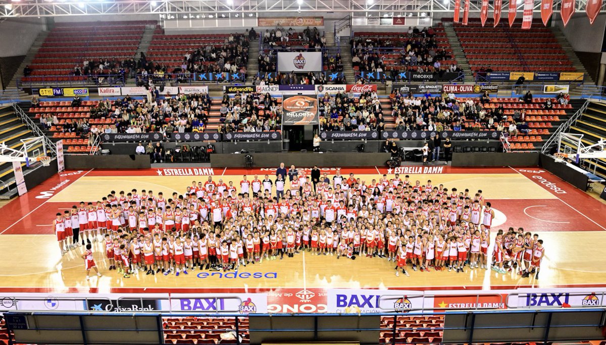 basquetsalle's tweet photo. ❤️ UNA FOTOGRAFIA, UN CLUB!!!

🙏🏼GRÀCIES PER FORMAR PART DE LA FAMÍLIA DE L’A.E. LA SALLE MANRESA!!! 

✊🏼Avui més que mai, #SOMSALLE https://t.co/8ffqbZPNgH