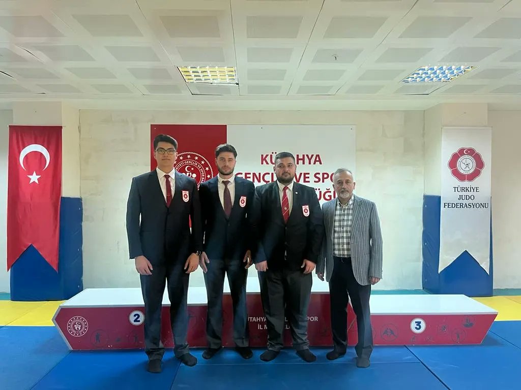 kutahya_judo's tweet photo. 01.11.2023
Liseler judo  il secmelerimizi gerceklestirdik , İl hakemlerimizle  11 okulun katılımı ile ilimizi temsil edecek sporcularımızı belirledik , bizlere destek olan il müdürlüğümüze,  beden eğitimi öğretmenlerimize, sporcu velilere  okul mudurlerimizde tesekkur ederiz. https://t.co/VUE8BakZMX