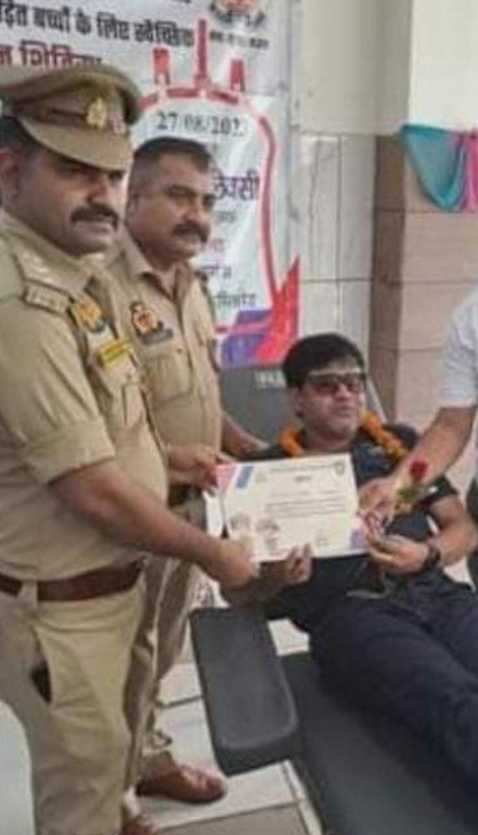 mailmefaiz's tweet image. शातिर अपराधी व गौतस्कर इमरान का मूलगंज कोतवाल की दोस्ती आई सामने 

फैजाम स्कूल के पास मुन्ना दूध वाले के बगल में बनी नई बिल्डिंग के बेसमेंट में बना रखा है अवैध सलाटर @kanpurnagarpol @CommissionerKnp @adgzonekanpur