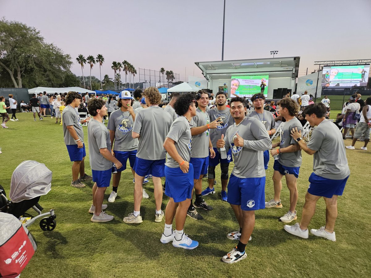 OscarEspada3's tweet photo. Giving back has always been a pleasure. The guys had a blast and so did I!!! Thank you Clearwater Urban Leadership Coalition
#titanstrong
#spcbaseball
@spcbaseball @spcnews https://t.co/66VfthWRRz