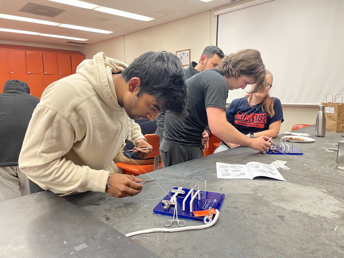 Rutgers NJMS Vascular Surgery Interest Group (VSIG) hosted a Suture and Simulation workshop this week for preclinical students to learn knot-tying and anastomoses alongside attendings and residents. Can't wait for the next workshop :) @VascRutgersNJMS