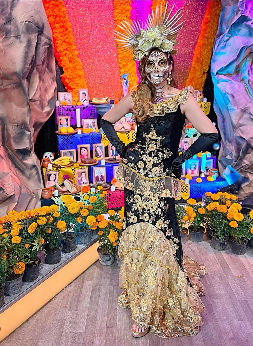 VengaLaAlegria's tweet photo. ¡Mira qué increíbles quedaron las caracterizaciones de nuestros conductores esta mañana de #DíaDeMuertos! 🤩✨💀 #VLA #EnMiAltar https://t.co/9fk3cI6OZ5