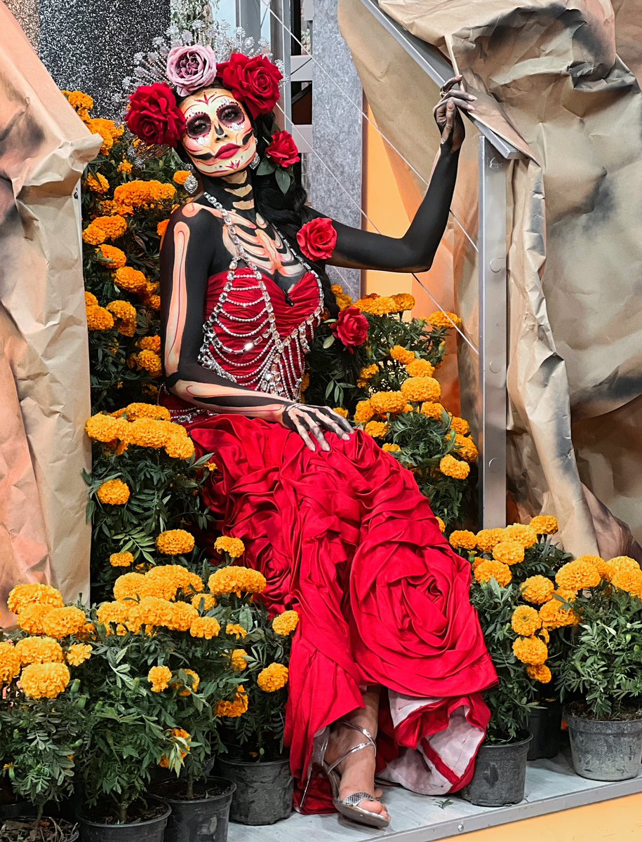 VengaLaAlegria's tweet photo. ¡Mira qué increíbles quedaron las caracterizaciones de nuestros conductores esta mañana de #DíaDeMuertos! 🤩✨💀 #VLA #EnMiAltar https://t.co/9fk3cI6OZ5