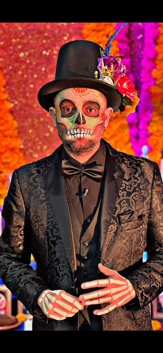 VengaLaAlegria's tweet photo. ¡Mira qué increíbles quedaron las caracterizaciones de nuestros conductores esta mañana de #DíaDeMuertos! 🤩✨💀 #VLA #EnMiAltar https://t.co/9fk3cI6OZ5