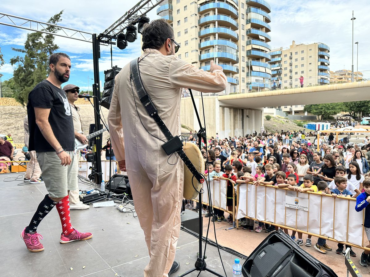 ElCampelloAyto's tweet photo. 🎸🤟🏻El concierto de “Ramonets” pone la guinda a las celebraciones populares de #Halloween 🎃 en #ElCampello @StreetMrkt  Lee AQUÍ 👉🏻 https://t.co/lkfIKFUXsL https://t.co/Y2jQv7vdHO