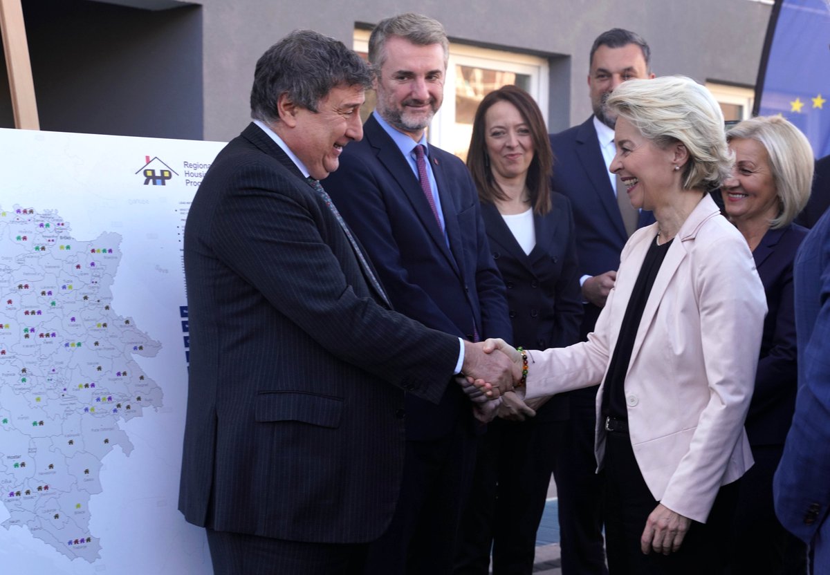 RHP_RSP's tweet photo. “A heart-warming moment” 👉 @EU_Commission President von der Leyen, BiH Council of Ministers Chairwoman Krišto and #CEB Governor Monticelli celebrate achievements of #RHP in Western Balkans. 👏👏 ➡️ https://t.co/jxR5SyNjNI https://t.co/ne5usUSp0D