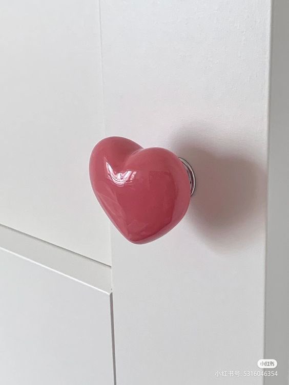 300moods's tweet photo. Pink heart doorknob 💗 https://t.co/9YfhgN1FeU