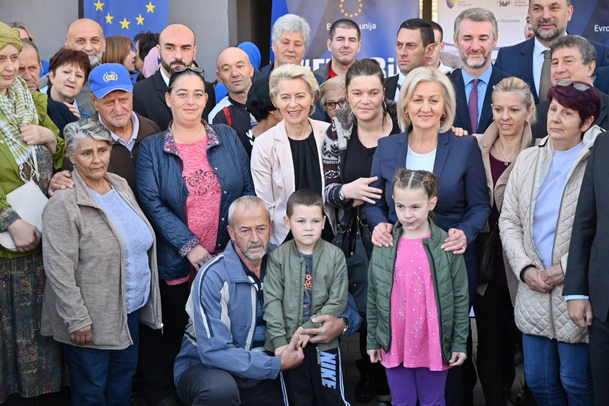 “A heart-warming moment” 👉 <a href="/EU_Commission/">European Commission</a> President von der Leyen, BiH Council of Ministers Chairwoman Krišto and #CEB Governor Monticelli celebrate achievements of #RHP in Western Balkans. 👏👏 ➡️ bit.ly/3slribe