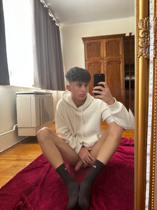 lonely :( https://t.co/x7CGGkcbj4