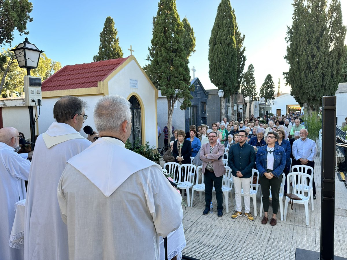 ElCampelloAyto's tweet photo. Siempre en el recuerdo 🪦 
#ElCampello #TodosLosSantos @JuanjoBerenguer Lee AQUÍ completa la noticia 👉🏻 https://t.co/pAOkoFtMGm https://t.co/Y7fdjveeNq