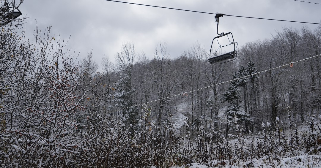 mountsnow's tweet photo. November brought us snow and we're here for it! ❄️ 🙌
#WeLoveSnow https://t.co/DX3tjaSkhM