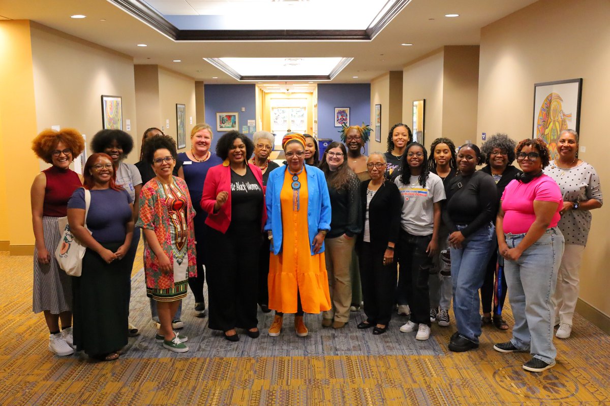 Emanuelle_Aduni's tweet image. Um dia bonito na @bennett_college com jovens negras no diálogo em Diaspora apresentando nossa perspectiva de luta, resistência e epistemiologias da justiça reprodutiva no Brasil desde de antes do conceito. Estamos sempre na vanguarda. #justiçareproduiva #MulheresNegras