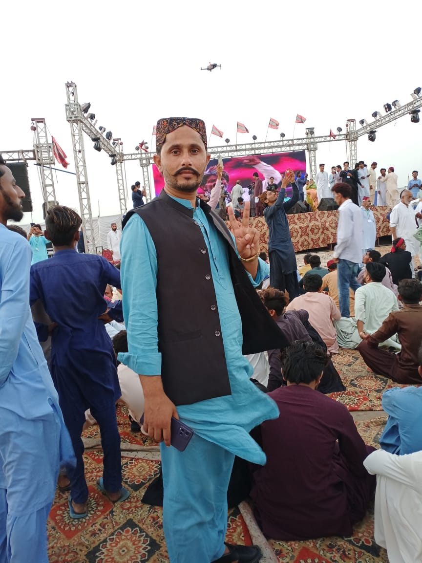 پکين ڪڏهن بہ پنھنجو مذھب ناھي ڏٺو 
ڪڏھن مسجد تي ويٺل تہ ڪڏھن مندر تي ھنن کي ھر جاءِ تي خدا نظر آيو ،