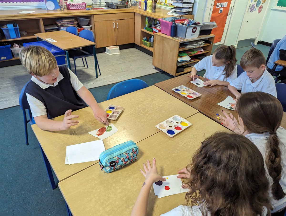 MrsCoyle2024's tweet photo. Mixing colours, messy play and quick art 🎨 Check back tomorrow to see our finished creations when they've dried🌲🍂🍁 https://t.co/JfHpHSaXOj