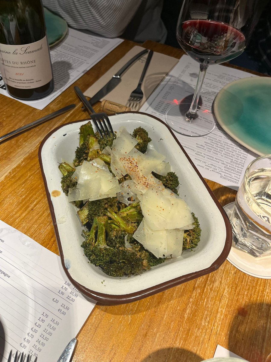 Dario_Galindo's tweet photo. Comida en Tatema con amigos, un gran rato de risas y amor incondicional, gente que tengo cerca desde que tengo uso de razón, mi mayor orgullo. Brócoli y arroz de mar, regados con este rico vino del Ródano. https://t.co/4BuIZv0wva