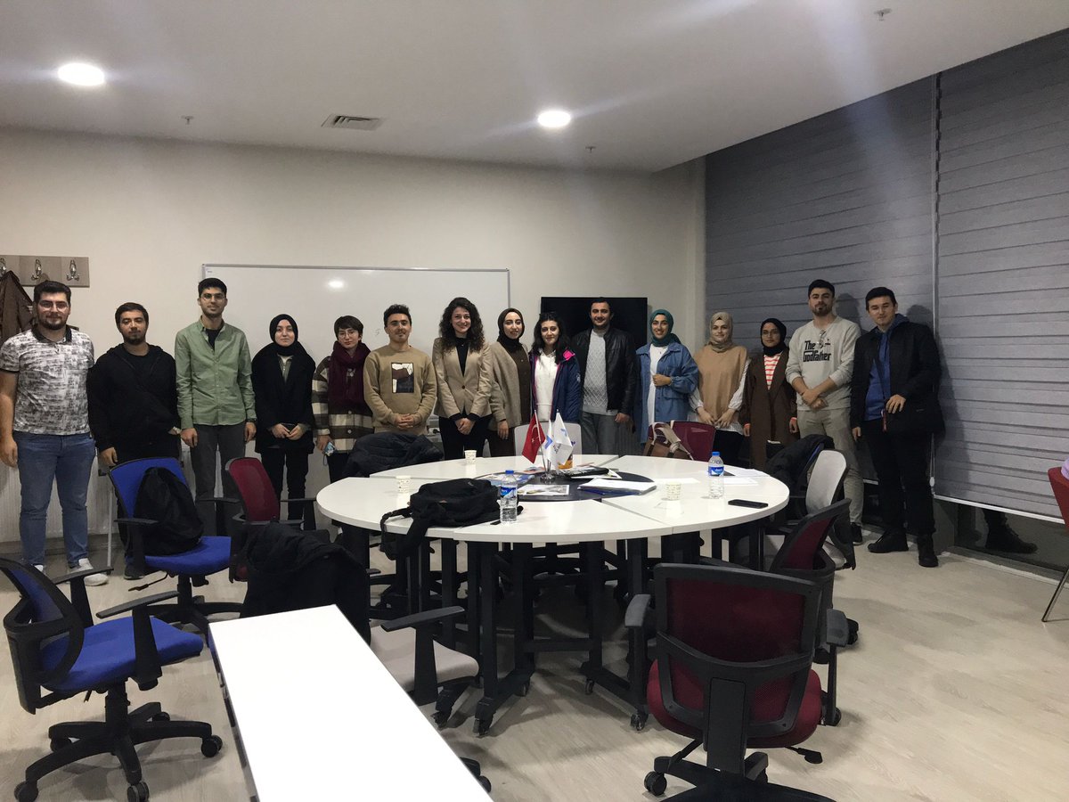 Kariyer kulübü yönetim kurulu üyeleri ve çok kıymetli danışman hocamız Nurdan Derincegöz'ün katılımı ile yepyeni etkinlik planları için toplantı gerçekleştirdik. En kısa zaman da birbirinden eğlenceli ve yaratıcı etkinliklerle sizlerle bir araya geleceğiz. Bizi takipte kalın..✨