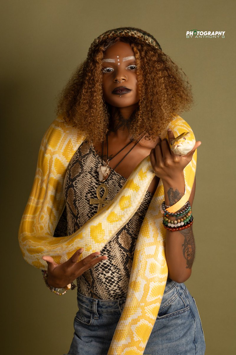 TechtographerG's tweet image. Slither into something exotic...

#Snake #chicagophotographer #chicagomodel #photoshoot #photography #queen #exotic #slither #exoticanimal #exoticcreature #chicago #studiophotographer #Halloween
