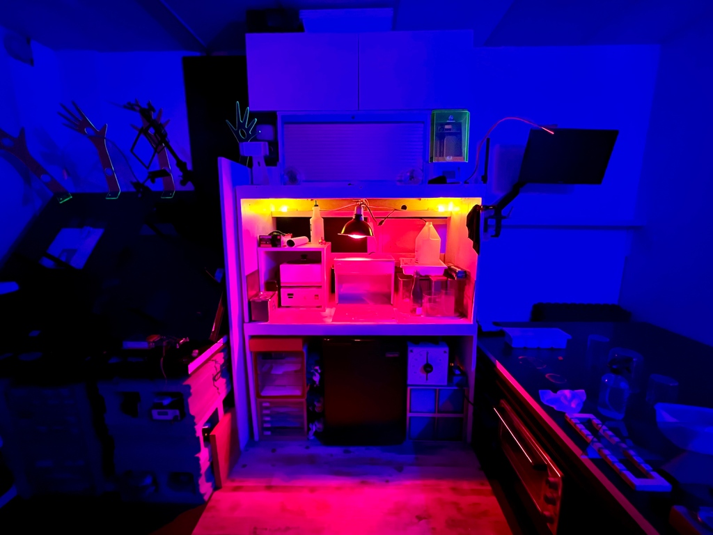 laserboyholo's tweet photo. My new film and developing station in full effect.  #holography #workshop #interiordesign #funworkspace https://t.co/dhDbYKoSJo