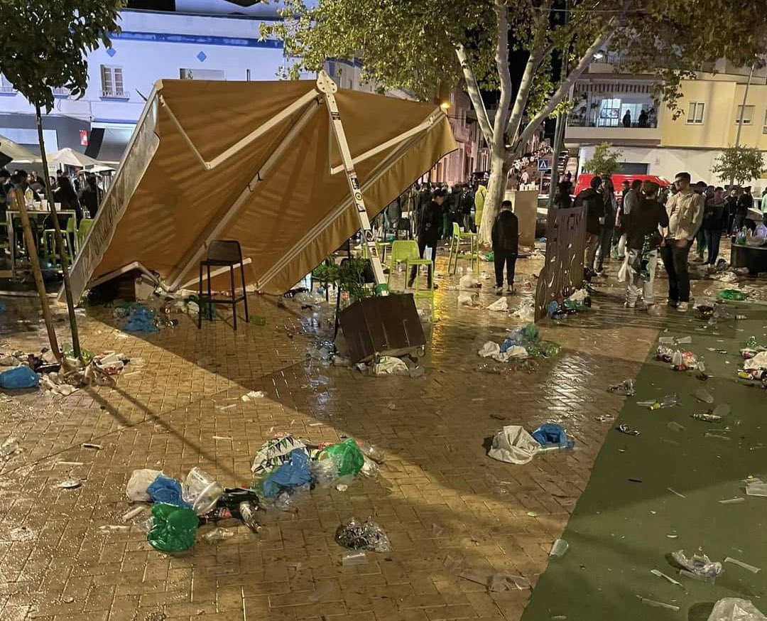 copealmendralej's tweet photo. 🔴 VÍDEO 📹 El partido de Copa también nos deja actos de vandalismo y suciedad en los aledaños del estadio Francisco de la Hera

❌ Destrozos en la plaza de Extremadura, donde aficionados han roto un toldo de la churrería https://t.co/zNg36qC2gw