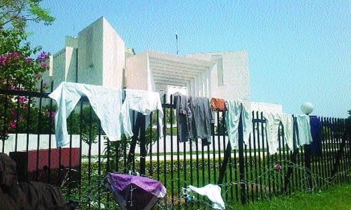 ijazarschad's tweet photo. #SupremeCourt @SdqJaan @GandapurPAT @PATofficialCP @PATofficialSM فائز عیسیٰ کو سپریم کورٹ کے باہر لٹکتی ہوئی شلواریں نظر اتی ہیں https://t.co/x0TLvNImnc