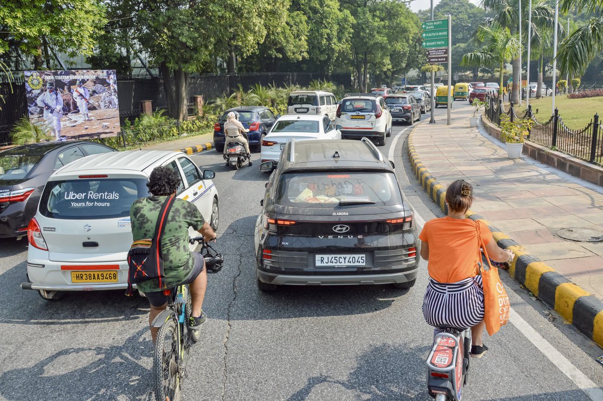 modacitylife's tweet photo. When you design a city for cars, it fails everyone, including drivers.

After focusing on cars for years, Delhi has some of the world’s worst pollution and congestion—with an average travel speed of 16 kph.

Shifting to a multimodal city will benefit everyone, especially drivers. https://t.co/yFdDqtzCfm