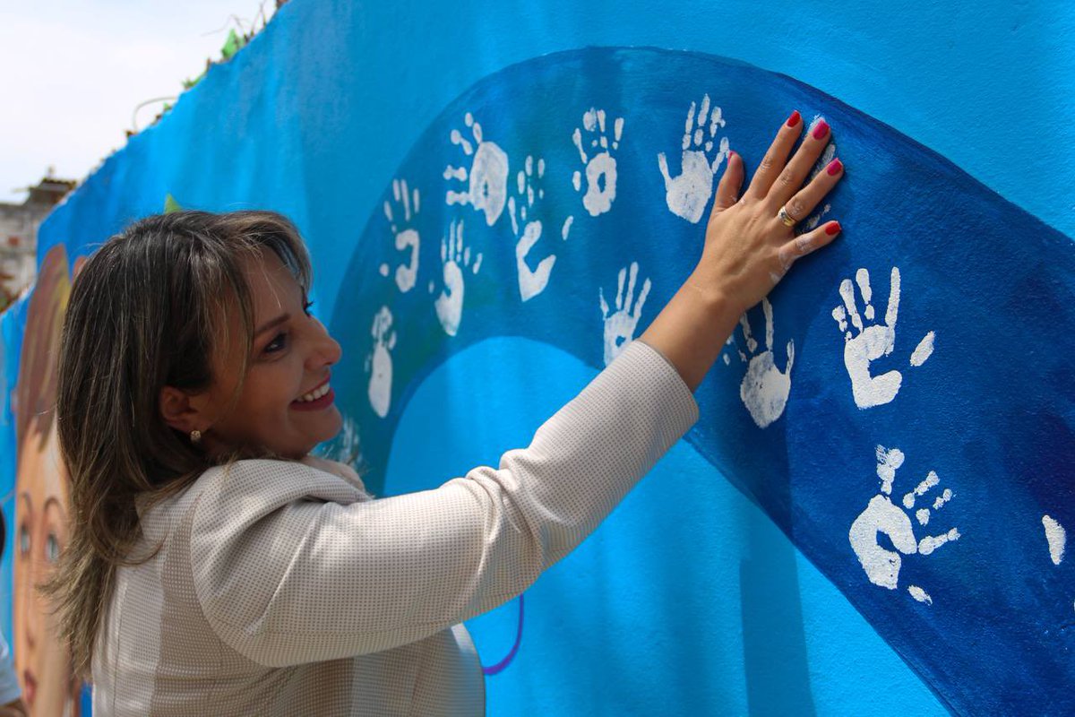 rinapozo's tweet photo. Hoy participamos de la develación del mural denominado “Mural del Autismo”, ubicado en la calle Emilio Abad. 🎭🖌️
Invitamos a todos unir fuerzas para que todas las personas con #Autismo sean tratados con respeto y amor.  💙👫
#RinaPozoConcejal
#Azogues https://t.co/aqDYtlAkl4