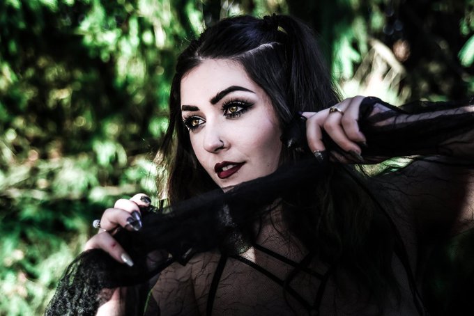 In honor of the last day on Samhain, the FULL set, of one of my fav spooky shoots EVER is now on my paid
