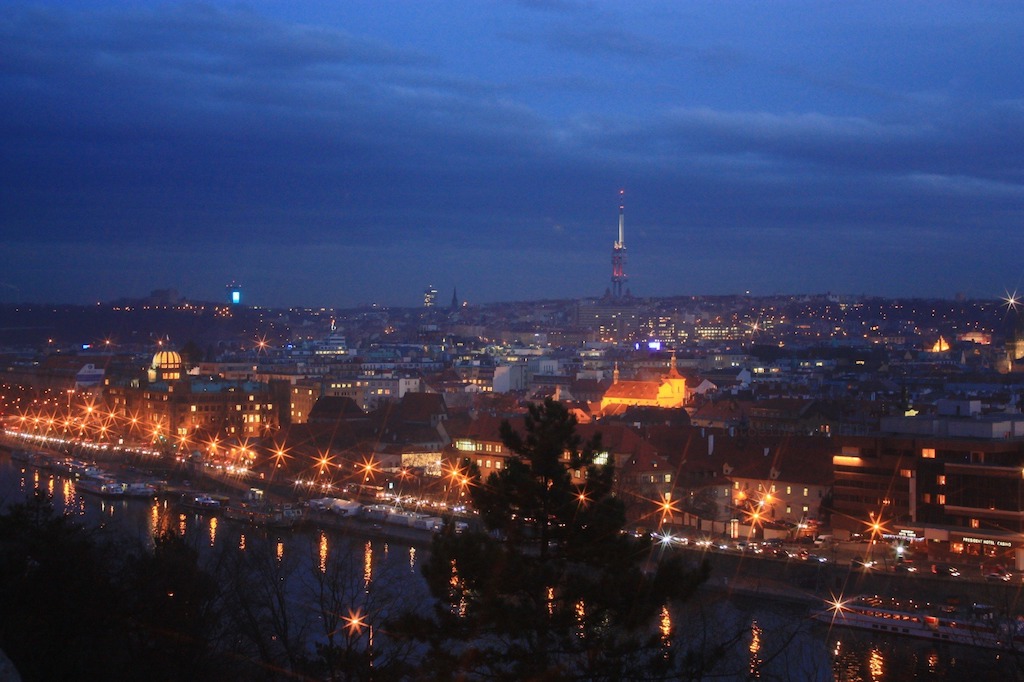 #Prague (#Praha): some spots at night: * Hradčany (Castle District) * Letenské sady (Letná park, IMG) * Smetanovo nábřeží (Smetana Embankment) * Strahovský klášter (Strahov Monastery) 📷 fotoeins.com/2013/08/05/5-b… A1 #travchat