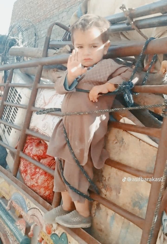 Sayead_'s tweet photo. 2/2 afghanischen Flüchtlingen darstellt, die aus #Pakistan abgeschoben werden müssen. #AfghanRefugees 💔 https://t.co/S7EpieHJZ9