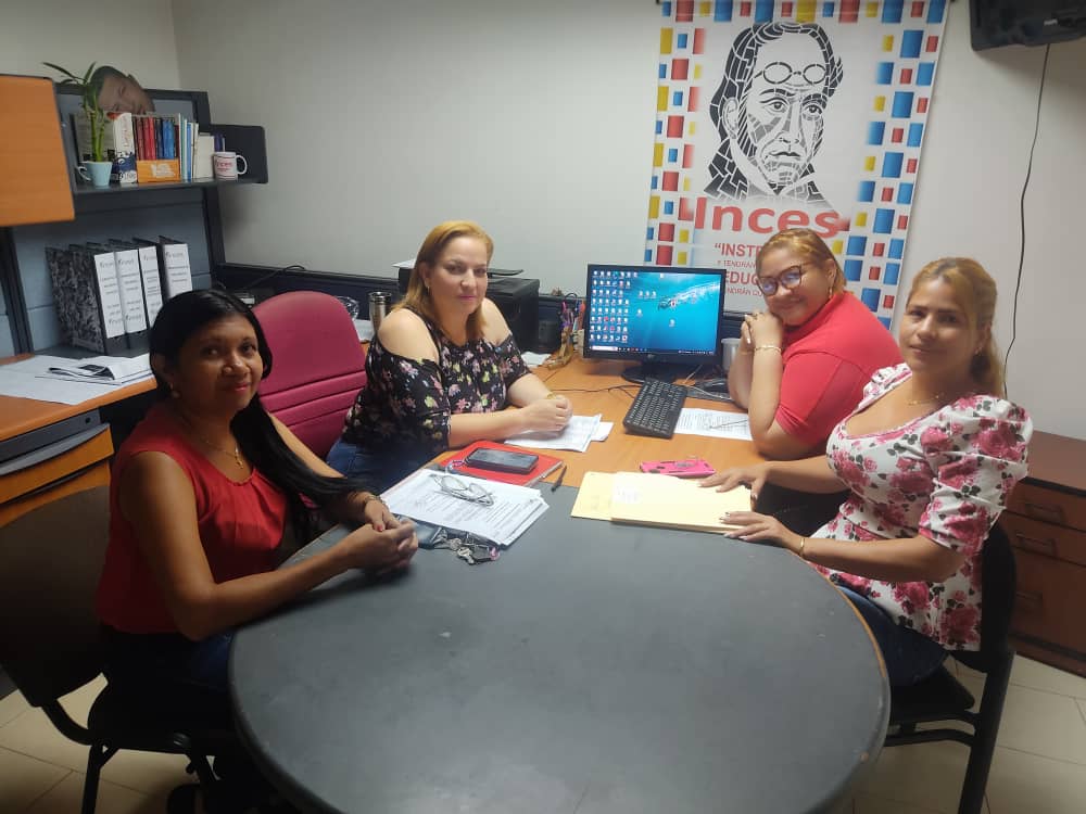 IncesCarabobo1's tweet photo. #1Noviembre ➡️ La Gran Familia @Incesocialista expresa con rostros de alegría el inicio de la Navidad🎄 desde nuestros diferentes espacios de labores en la Gerencia Regional,los Cfs, División y áreas de formación decoradas y arregladas con motivos navideños.
#AprendeLaTecnica https://t.co/PzoDwnhMDN