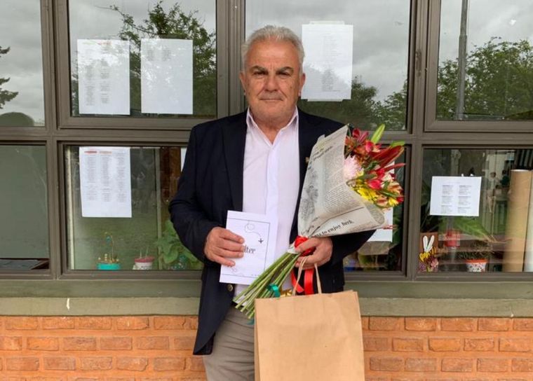 Ejemplo
Se jubiló como director de un colegio y los alumnos lo despidieron con aplausos ow.ly/v3X450Q3aJg
