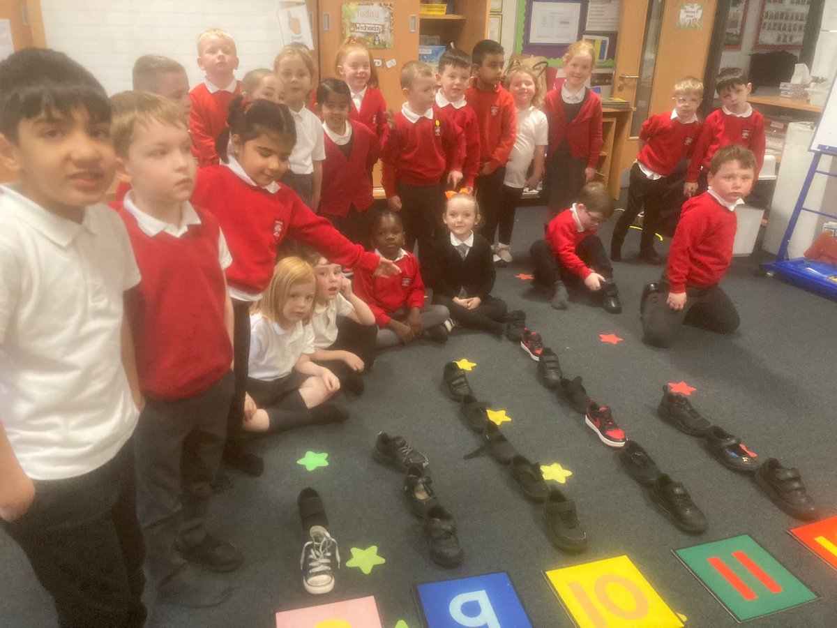 woodsidepschool's tweet image. Room 1 used their shoes to create a picture graph showing their shoe size.
#itsSLC @SLCNumeracy