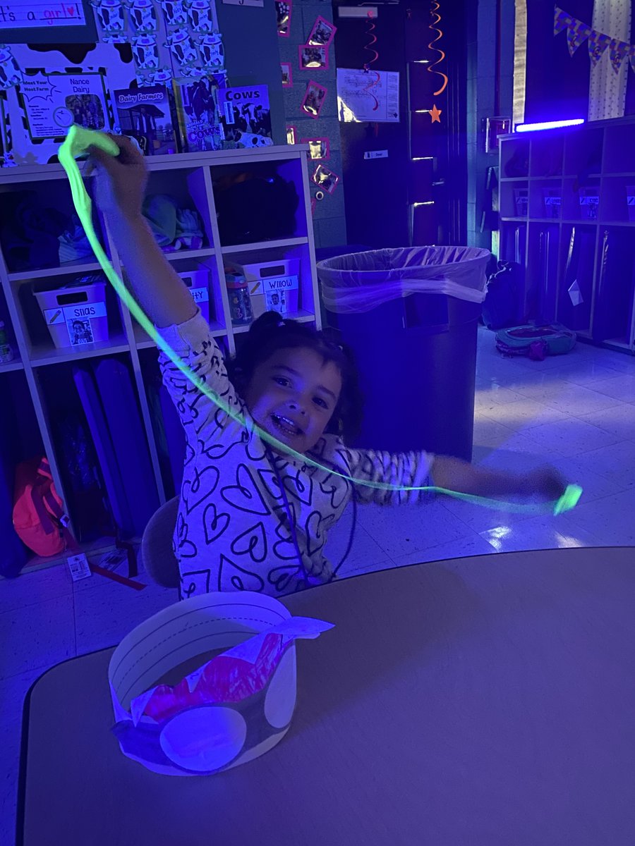 KnightsvilleES's tweet photo. It was an Early Release day, so our 4K students had another immersive learning day! Today they explored STEM through experiments and a glow room! We are so excited about all the amazing learning experiences happening in 4K at KES. @TeamDDTwo https://t.co/nLYKuw2rpf