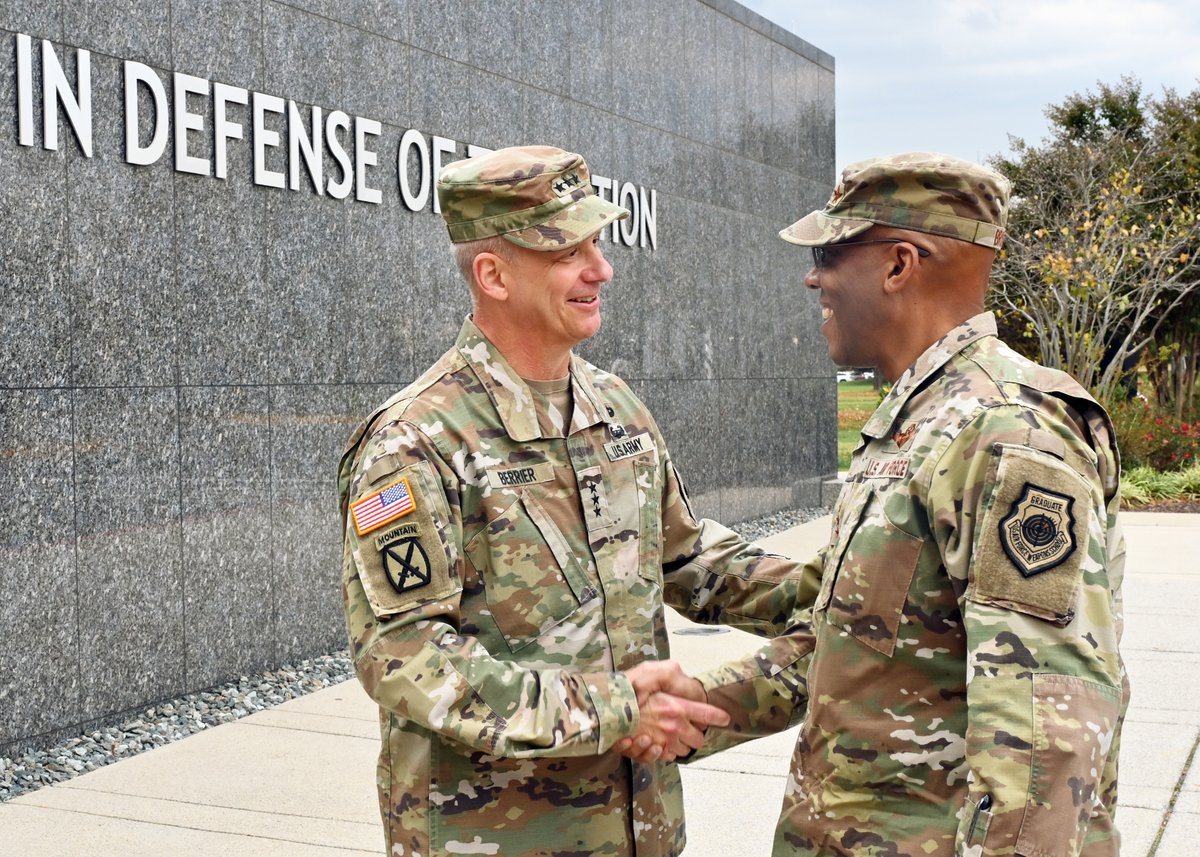 DefenseIntel's tweet photo. DIA introduced new Chairman of the Joint Chiefs of Staff, @GenCQBrownJr to our headquarters, where he spoke with our experts about how we plan, process and present intelligence vital to national defense. #GeneralBrown #JointChiefs https://t.co/QmuQooJnpw