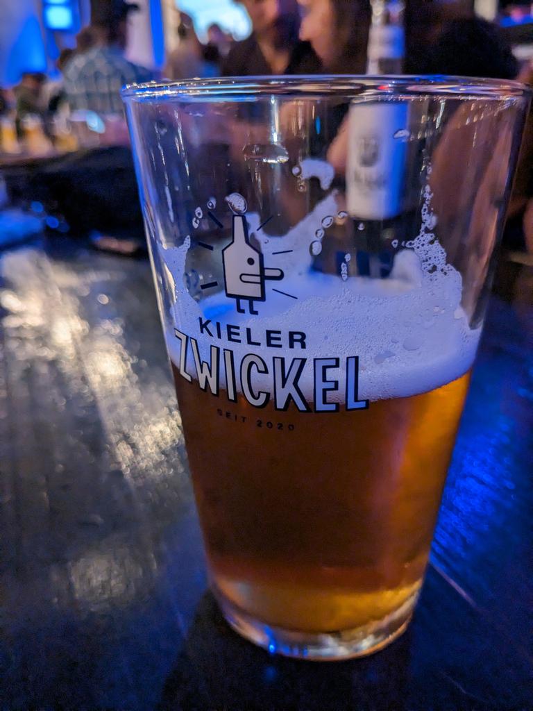 Tonight my first time at pint of science in a perfectly fitting location, @ lille Brauerei Kiel. Topics from social sciences (discrimination during hiring process against union members) to sacred lost rivers in India. #pint23 #pint_de <a href="/pintsworld/">Pint of Science World</a>